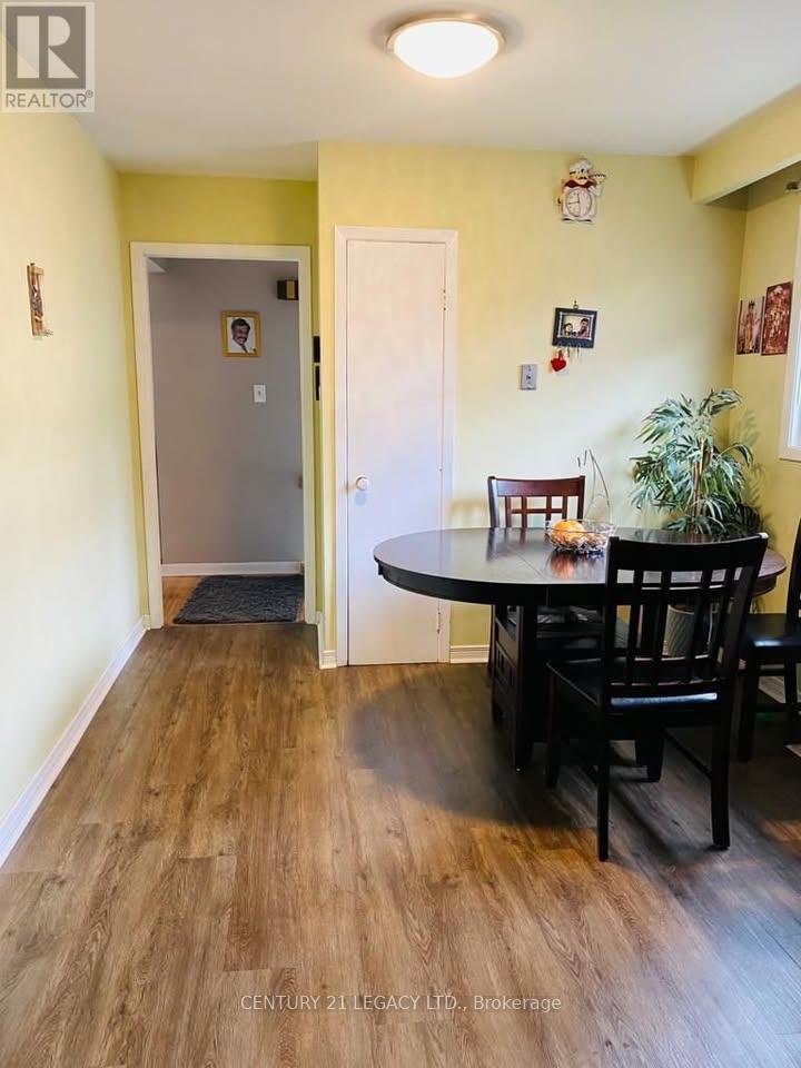 130 Surbray Grove S, Mississauga, Ontario  L5B 2E1 - Photo 6 - W12846560