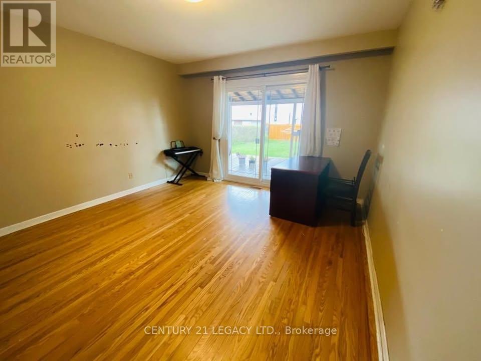 130 Surbray Grove S, Mississauga, Ontario  L5B 2E1 - Photo 7 - W12846560