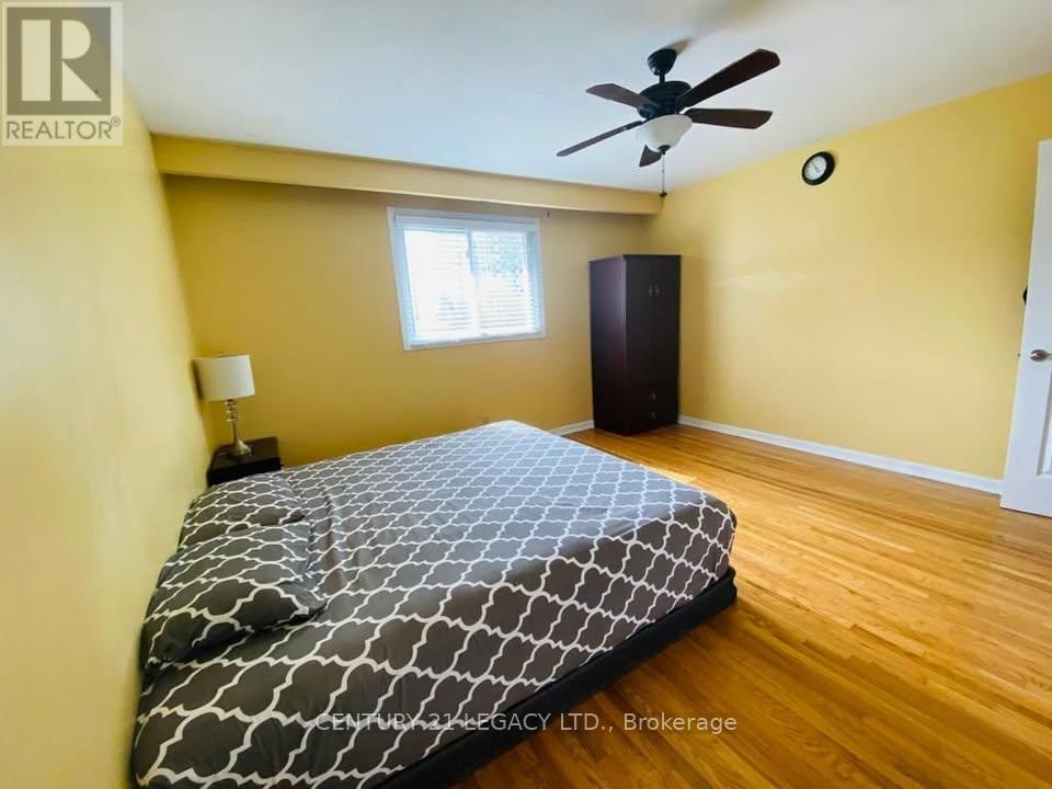 130 Surbray Grove S, Mississauga, Ontario  L5B 2E1 - Photo 8 - W12846560