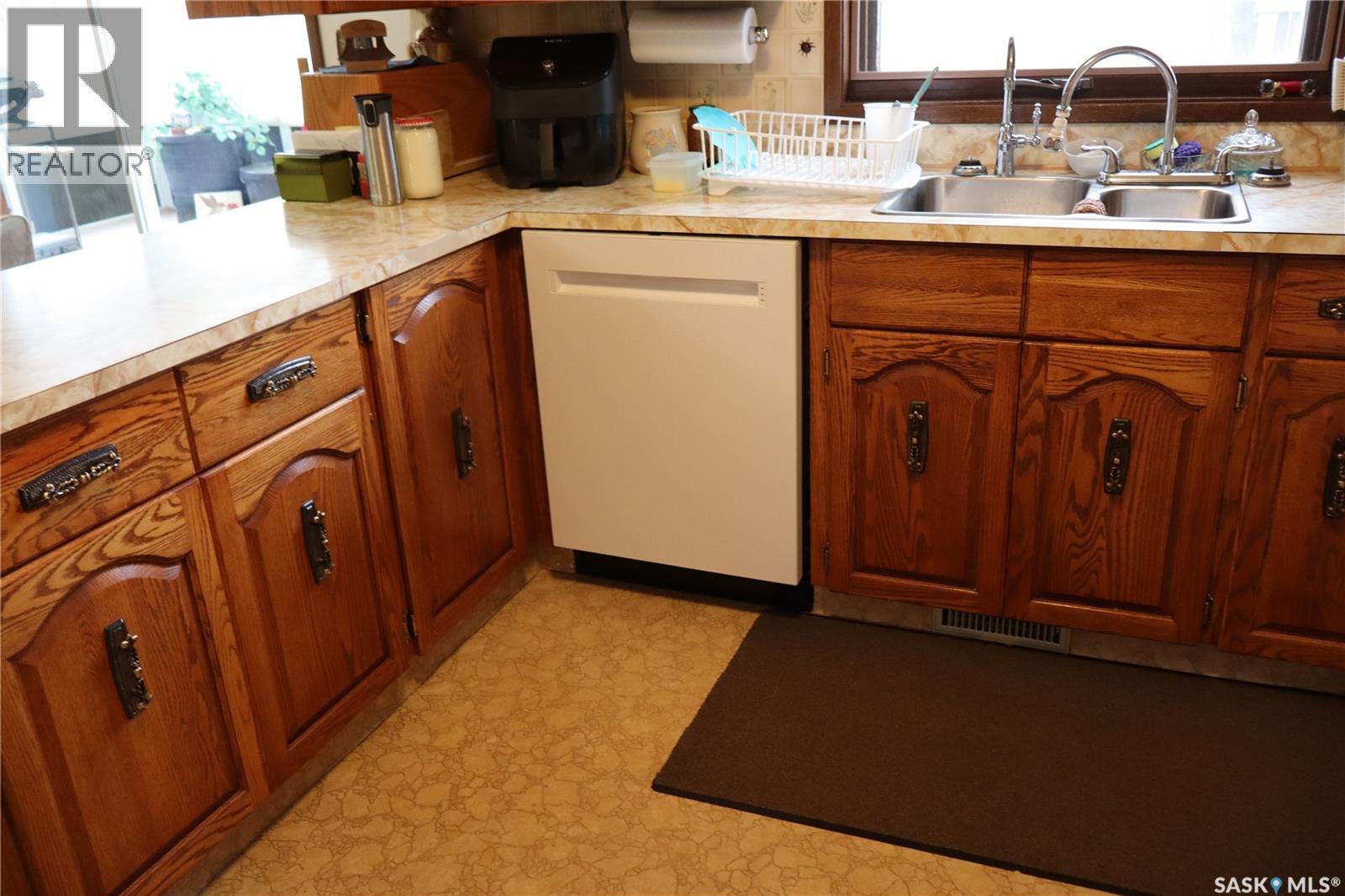 105 Magnan Street, Gravelbourg, Saskatchewan  S0H 1X0 - Photo 4 - SK029739