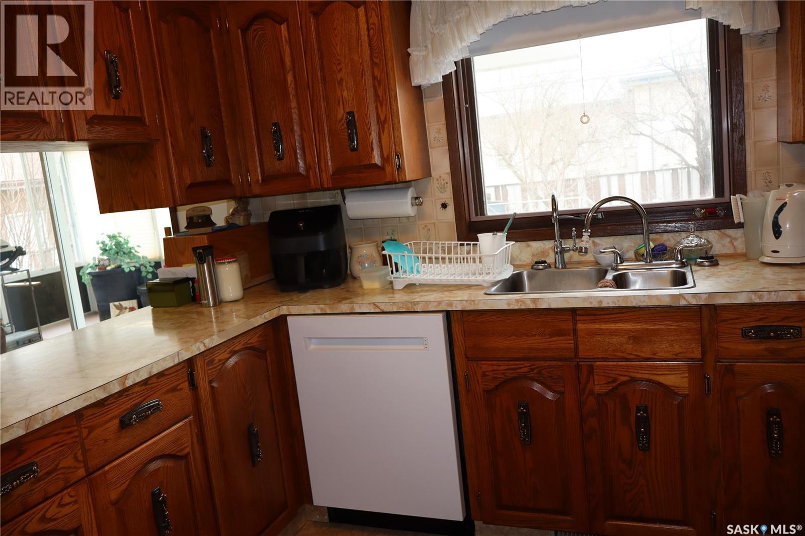 105 Magnan Street, Gravelbourg, Saskatchewan  S0H 1X0 - Photo 5 - SK029739