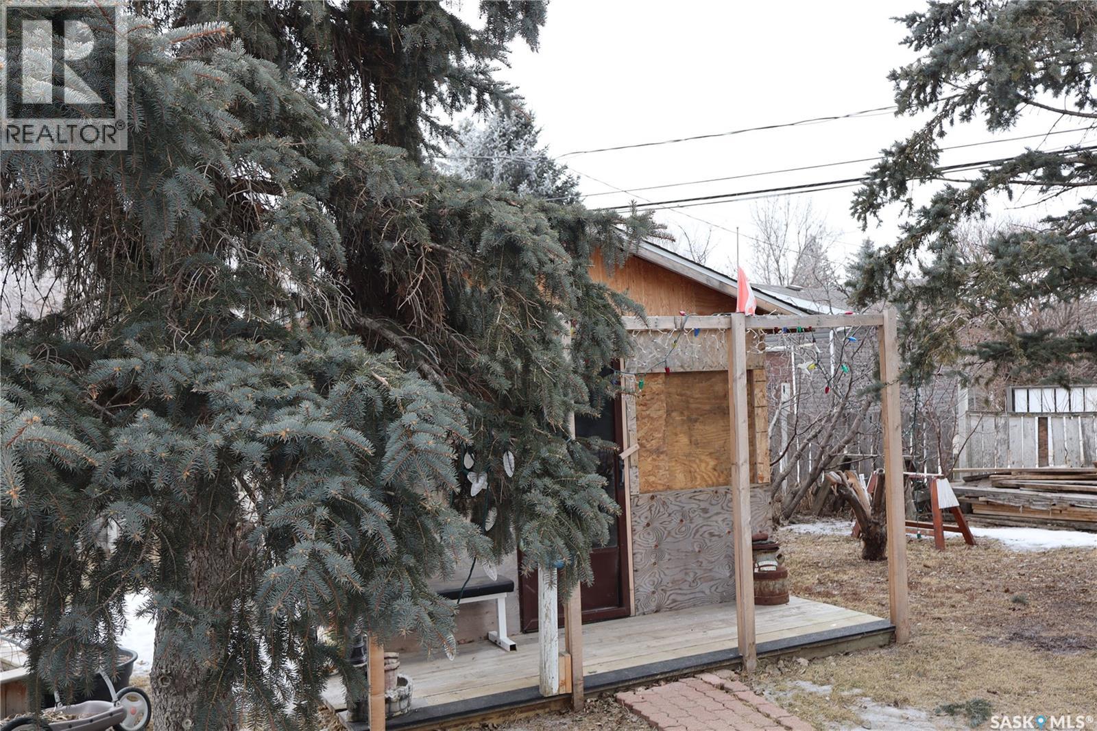 228 7th Avenue E, Gravelbourg, Saskatchewan  S0H 1X0 - Photo 50 - SK029737