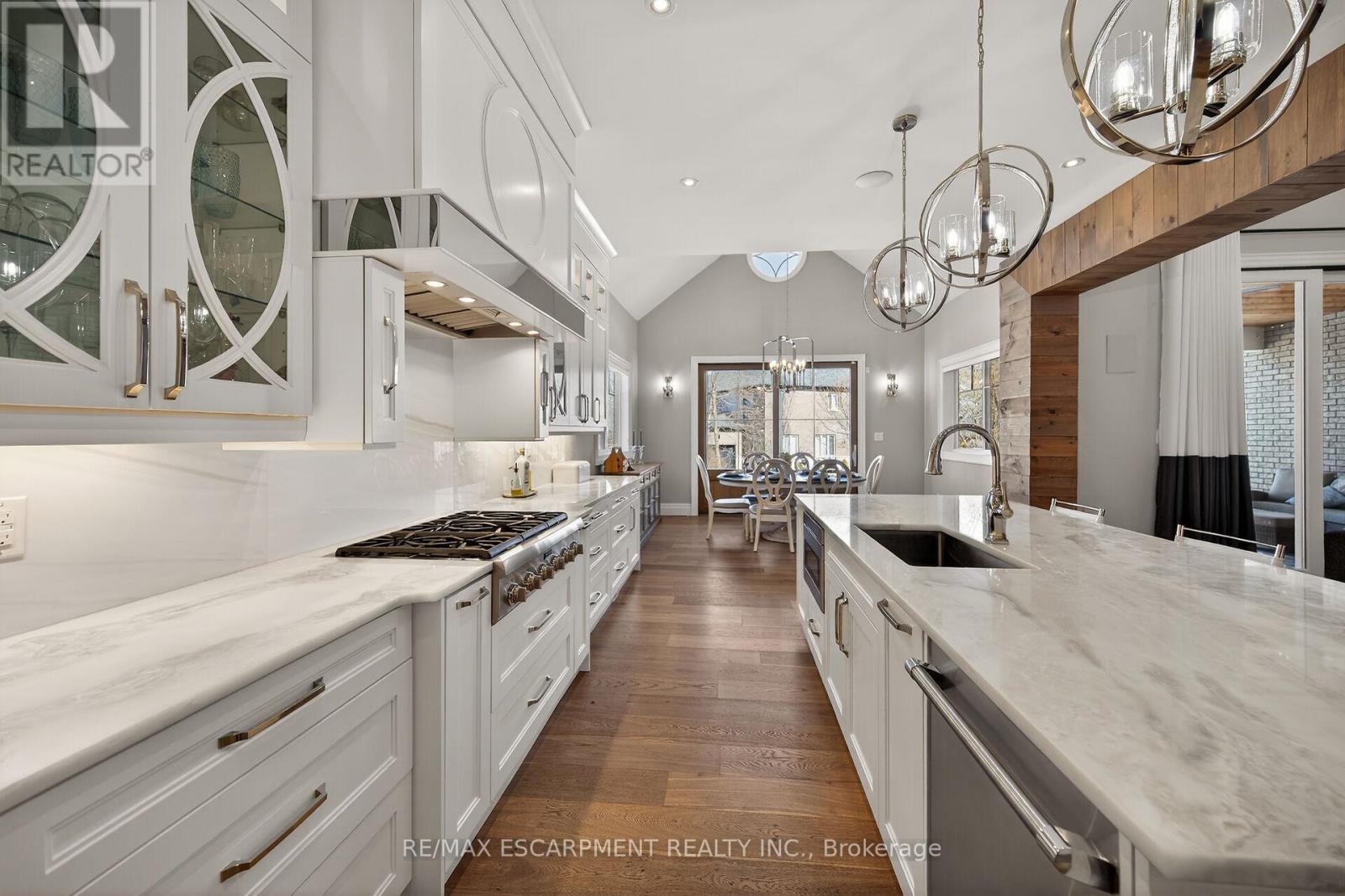 747 Vernon Place, Hamilton, Ontario  L9G 3H4 - Photo 8 - X12839766