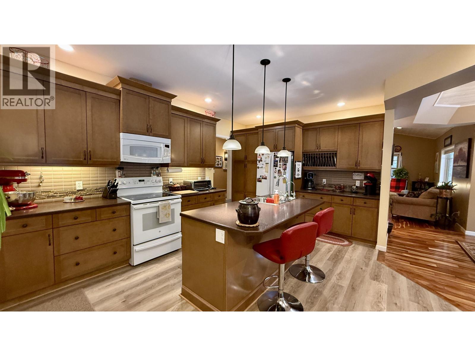 5352 Qua Place, 108 Mile Ranch, British Columbia  V0K 2Z0 - Photo 6 - R3087756