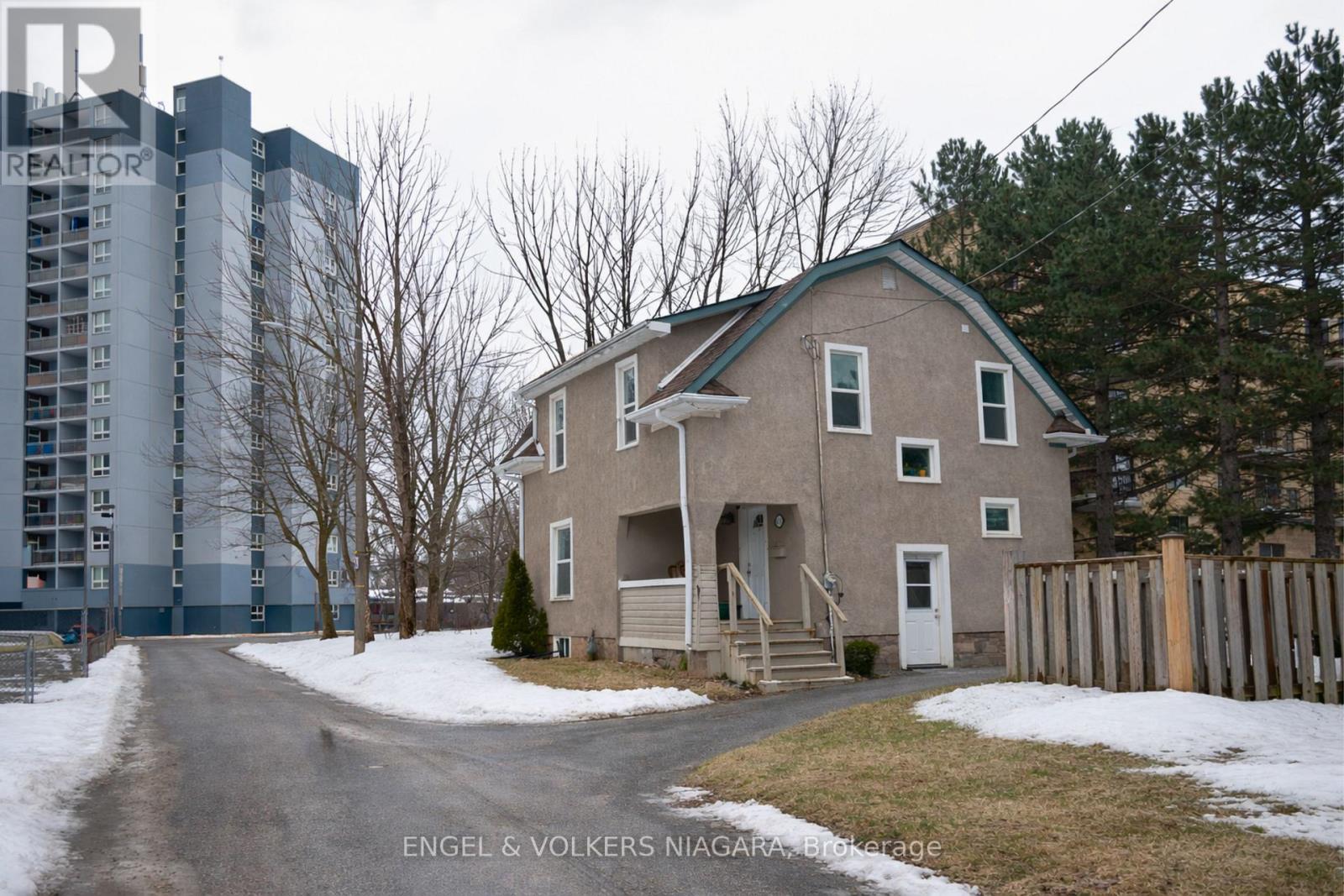 4752 Crawford Place W, Niagara Falls (Downtown), Ontario  L2E 1Z2 - Photo 2 - X12846618