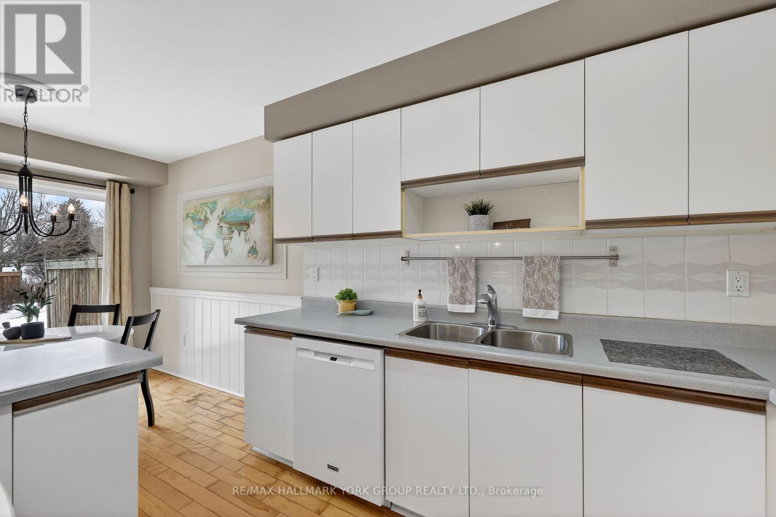 890 Caribou Valley Circle, Newmarket, Ontario  L3X 1X1 - Photo 4 - N12846616