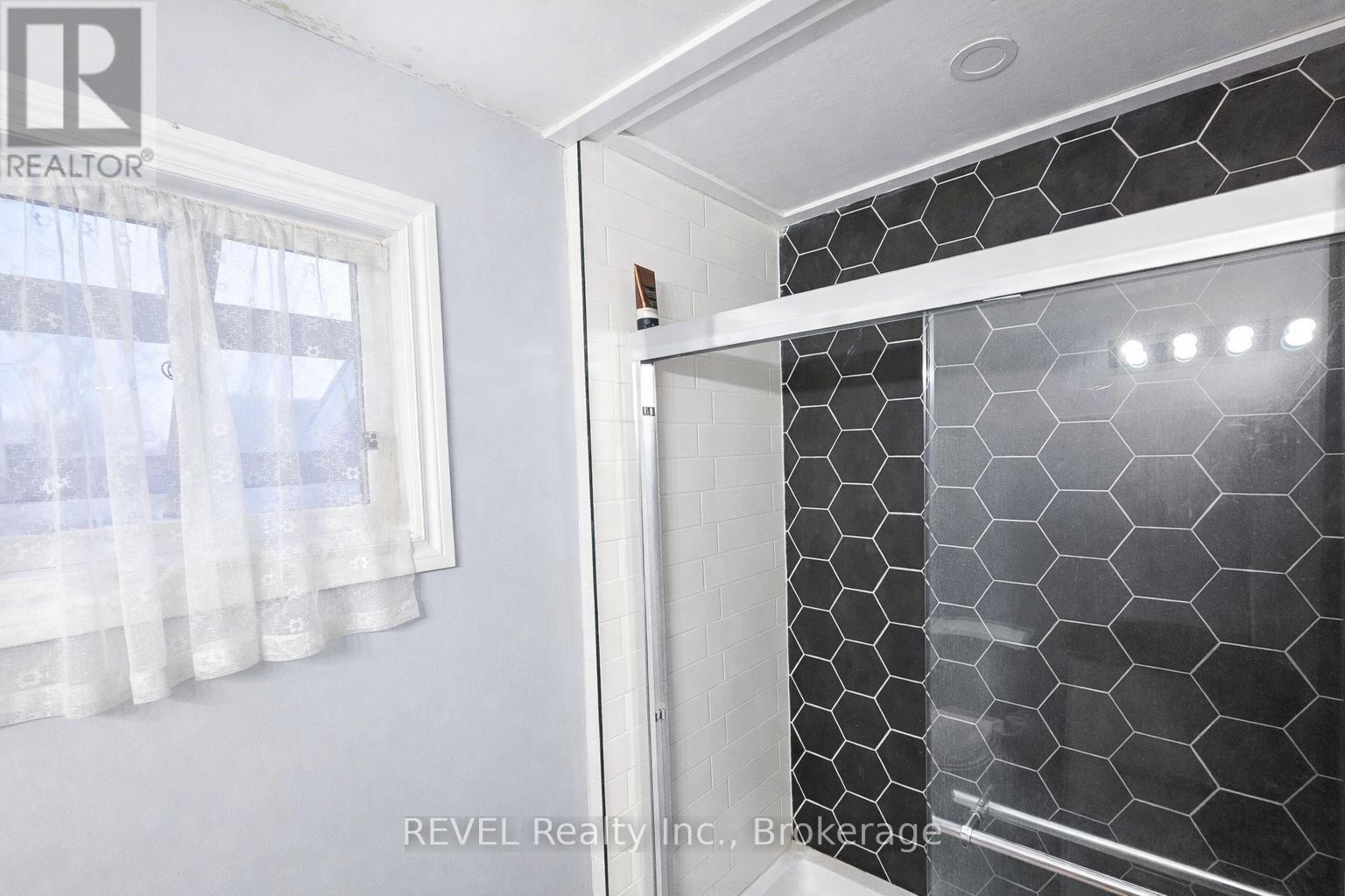 Upper - 6222 Hawkins Street, Niagara Falls, Ontario  L2G 3B5 - Photo 7 - X12837190