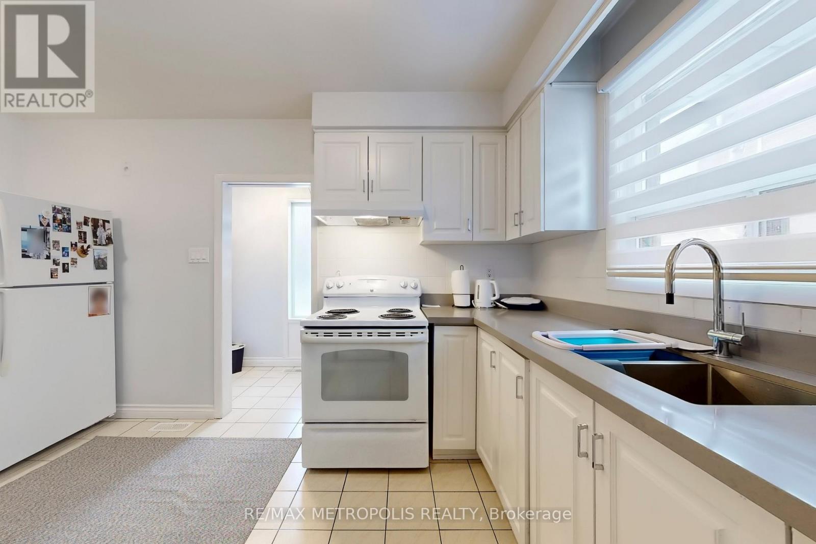 20 Knox Avenue, Toronto, Ontario  M9L 2M3 - Photo 15 - W12846660