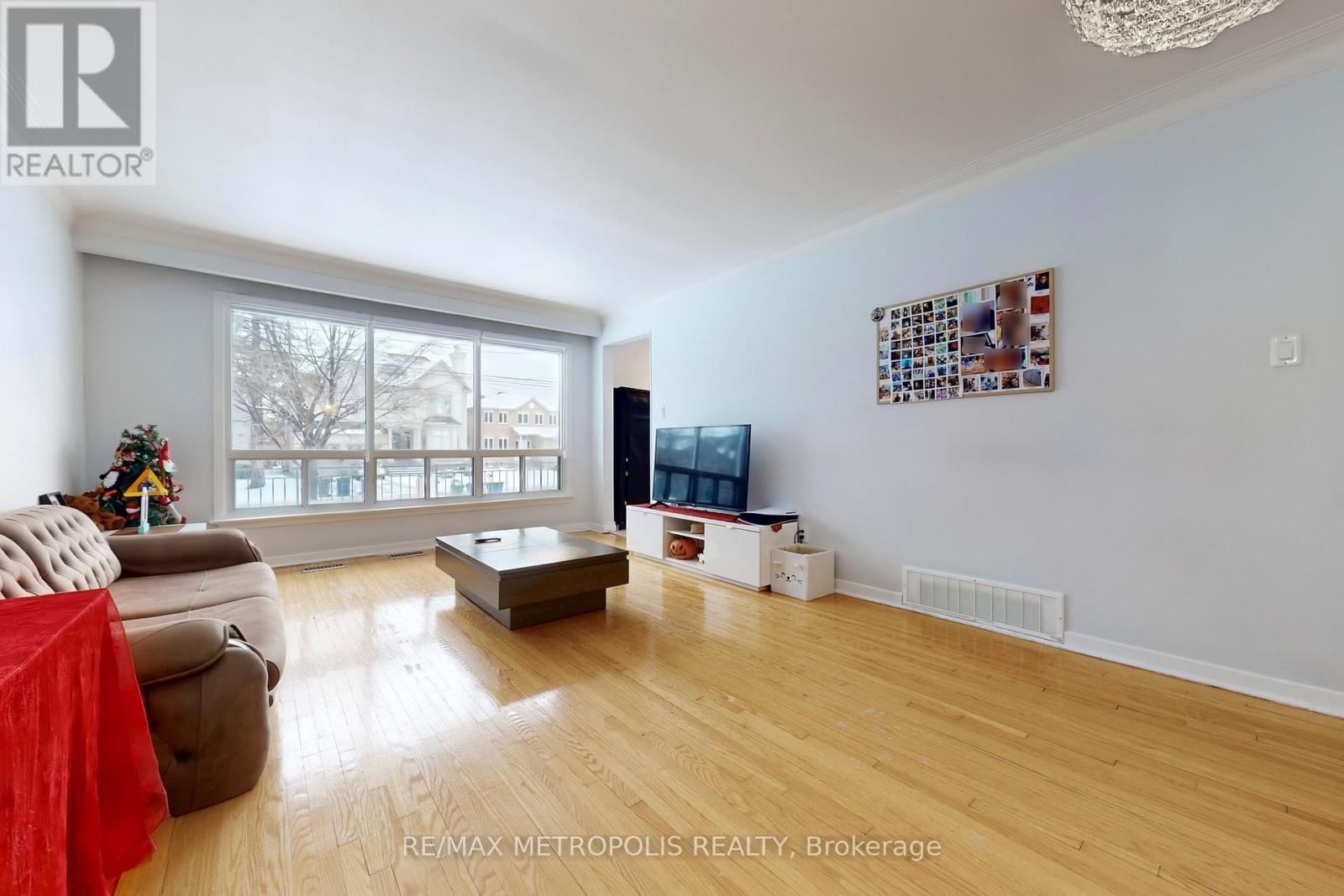 20 Knox Avenue, Toronto, Ontario  M9L 2M3 - Photo 6 - W12846660