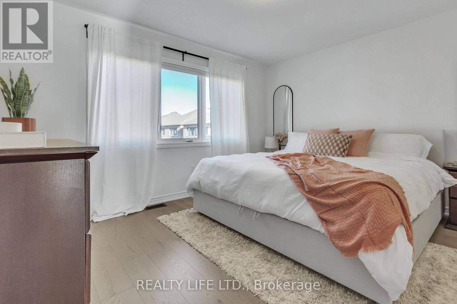 484 Thornborrow Court, Milton, Ontario  L9E 1T4 - Photo 14 - W12846706