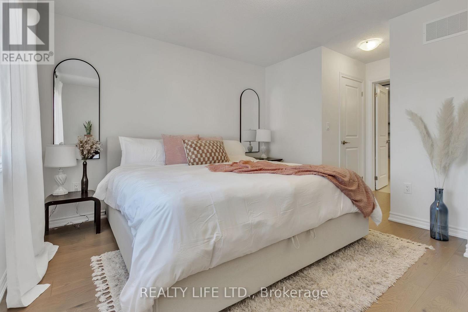 484 Thornborrow Court, Milton, Ontario  L9E 1T4 - Photo 15 - W12846706