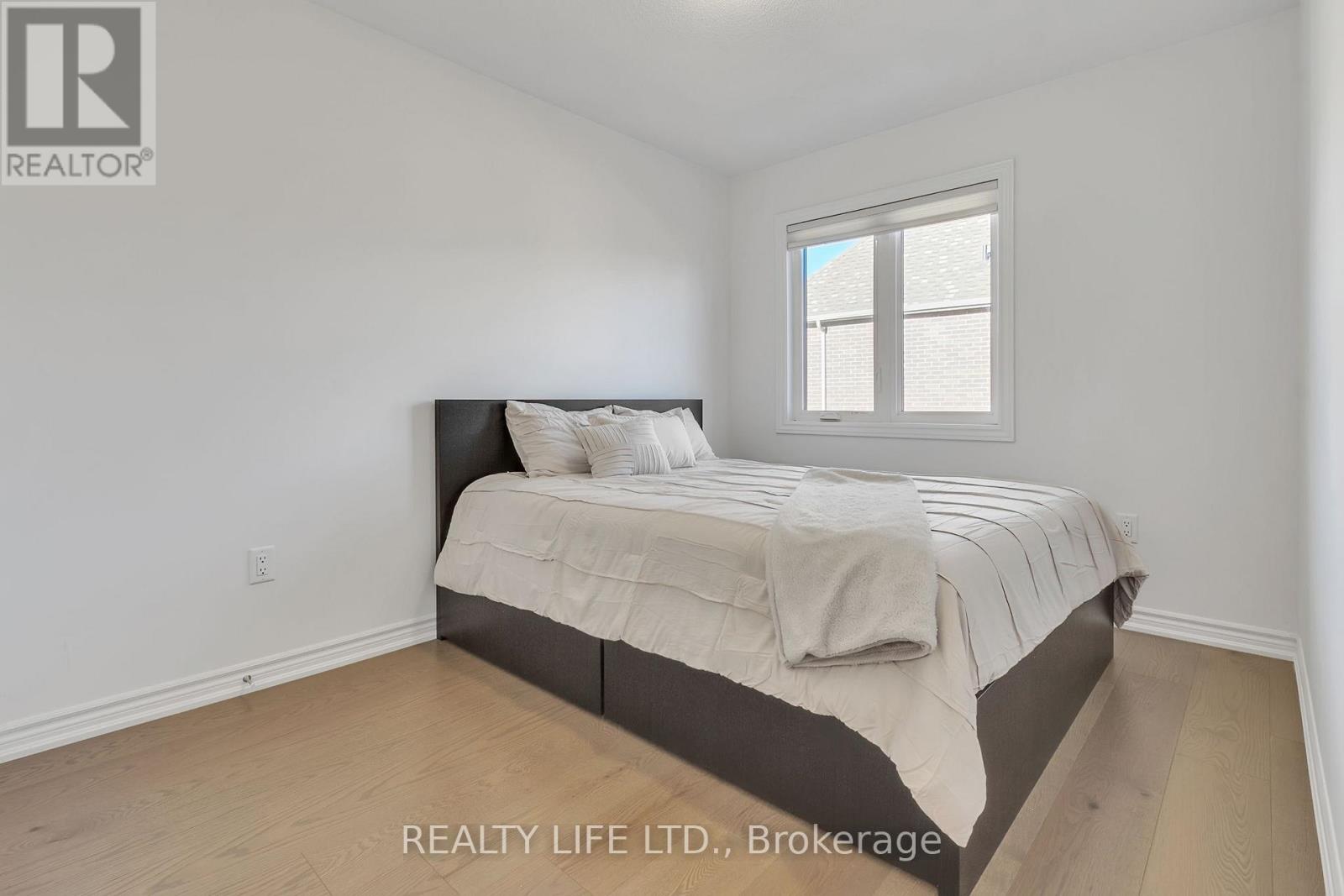 484 Thornborrow Court, Milton, Ontario  L9E 1T4 - Photo 21 - W12846706