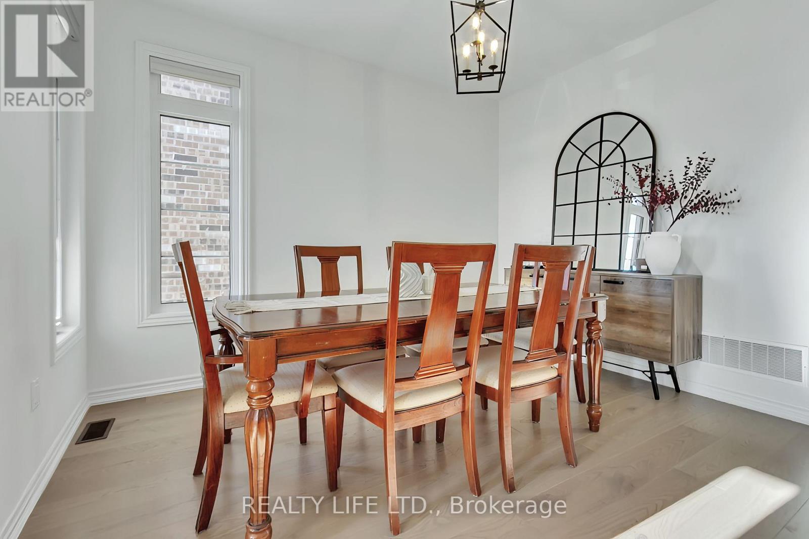 484 Thornborrow Court, Milton, Ontario  L9E 1T4 - Photo 4 - W12846706