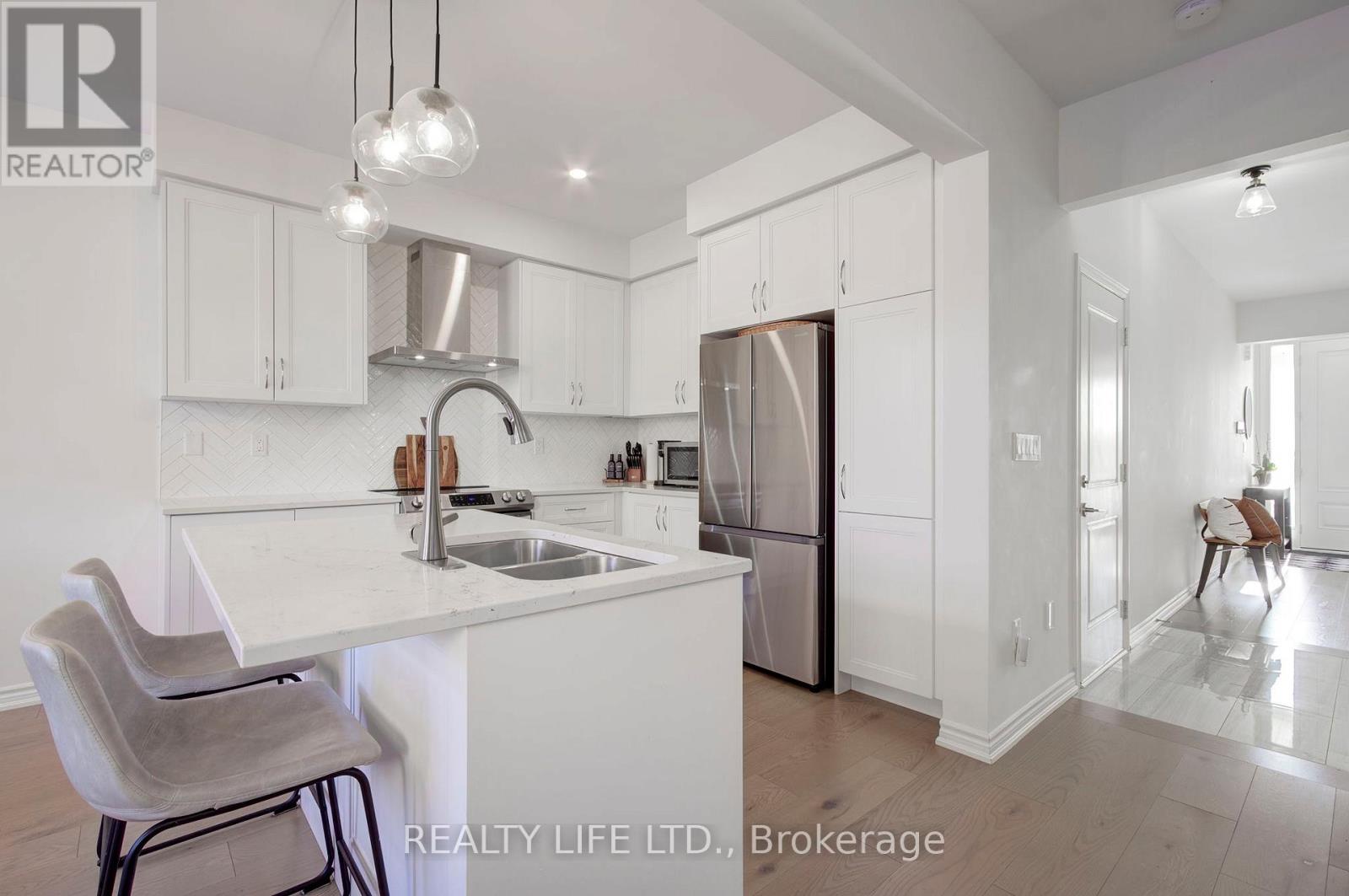 484 Thornborrow Court, Milton, Ontario  L9E 1T4 - Photo 5 - W12846706