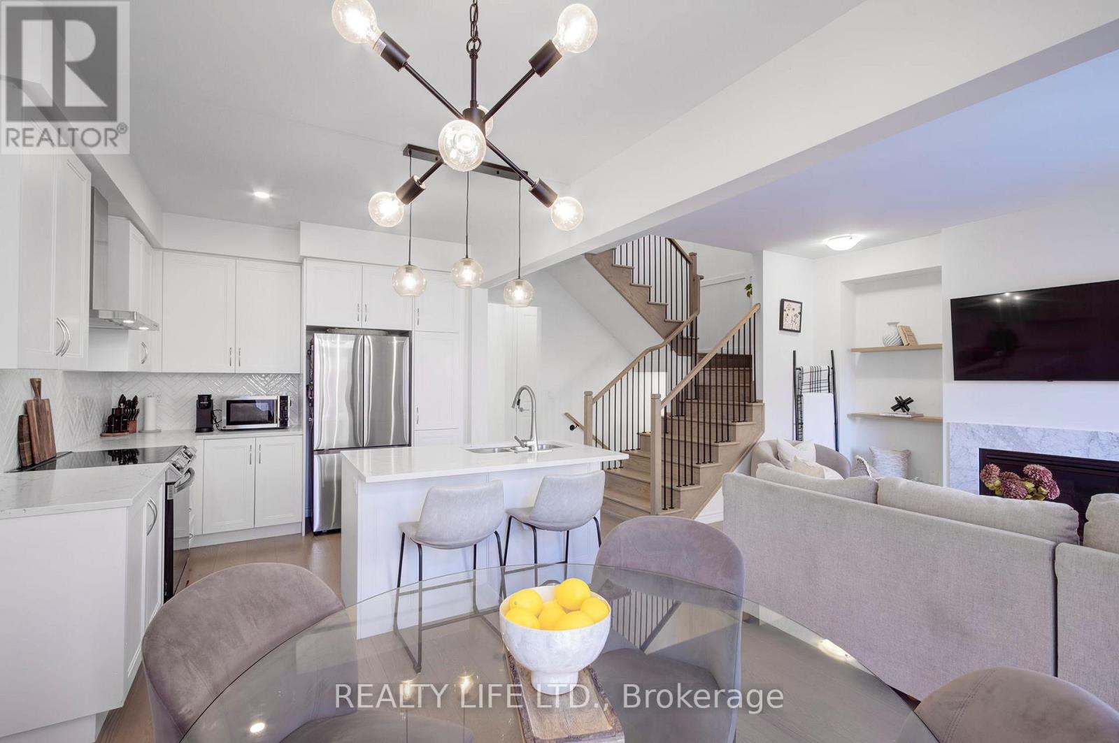 484 Thornborrow Court, Milton, Ontario  L9E 1T4 - Photo 9 - W12846706