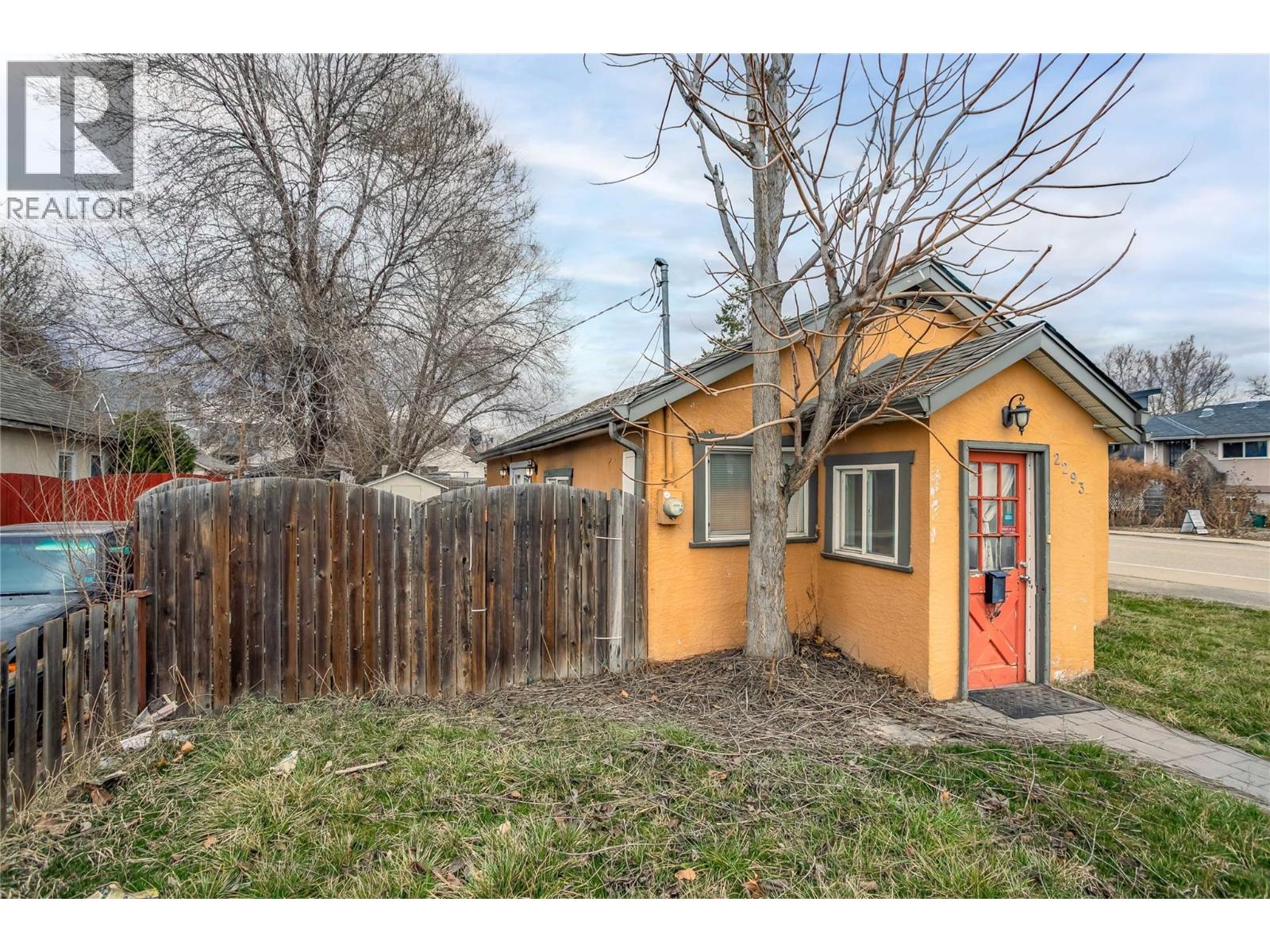 2293 Woodlawn Street, Kelowna, British Columbia  V1Y 2T1 - Photo 3 - 10377230