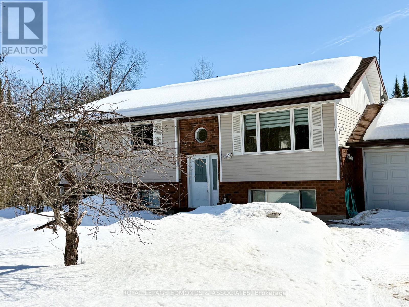 418 Forest Park Road, Laurentian Valley, Ontario  K8A 6W2 - Photo 2 - X12538776