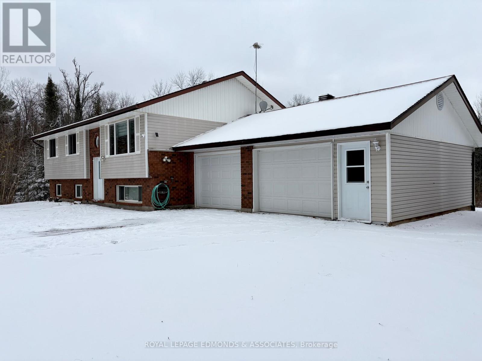 418 Forest Park Road, Laurentian Valley, Ontario  K8A 6W2 - Photo 3 - X12538776