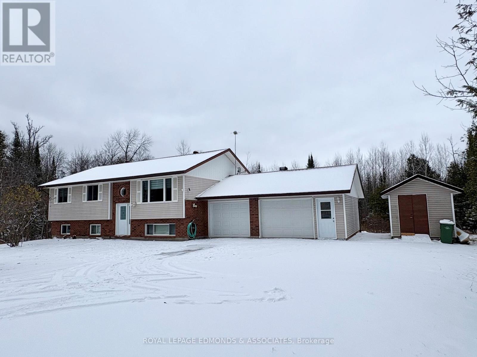 418 Forest Park Road, Laurentian Valley, Ontario  K8A 6W2 - Photo 4 - X12538776