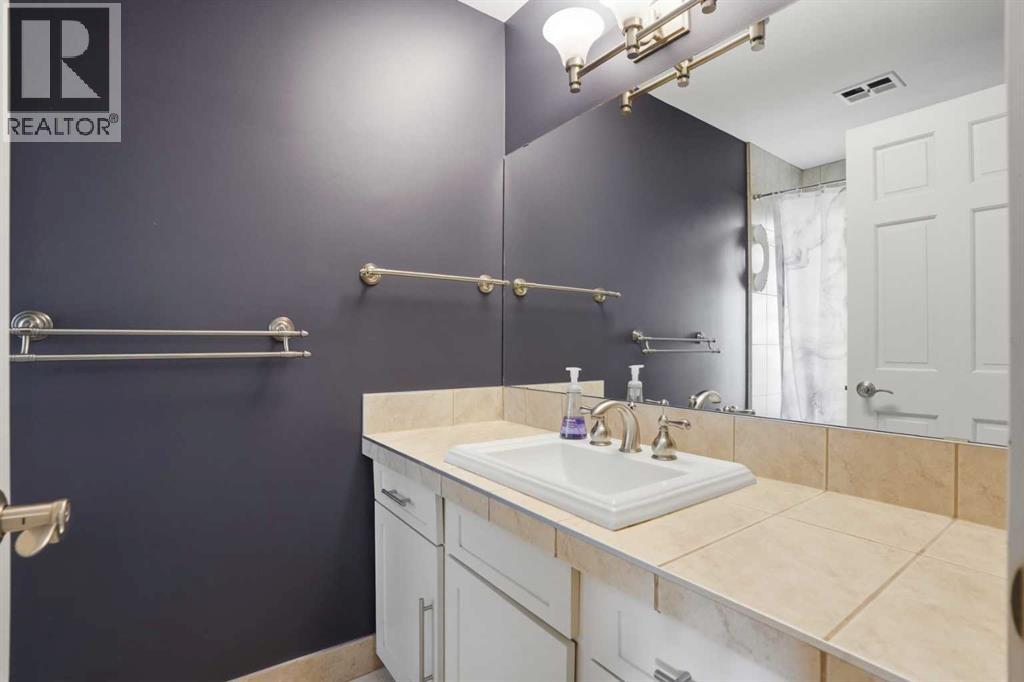 311 Coach Light Bay Sw, Calgary, Alberta  T3H 1X3 - Photo 38 - A2286955