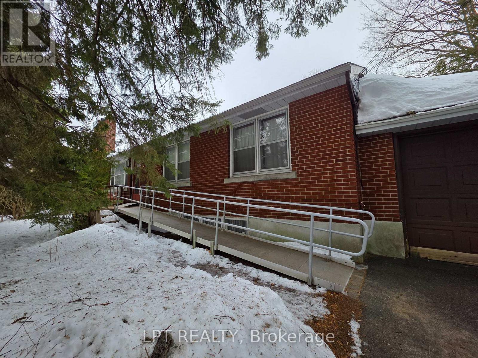 2306 Lawn Avenue, Ottawa, Ontario K2B 7B4 - Photo 3 - X12846814