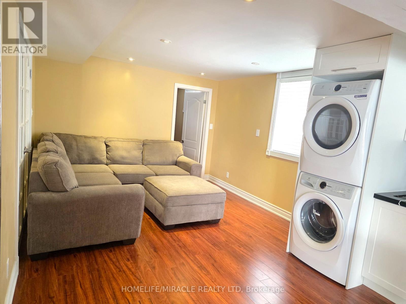 7 Wainwright Avenue, Richmond Hill, Ontario  L4C 5R4 - Photo 4 - N12846786