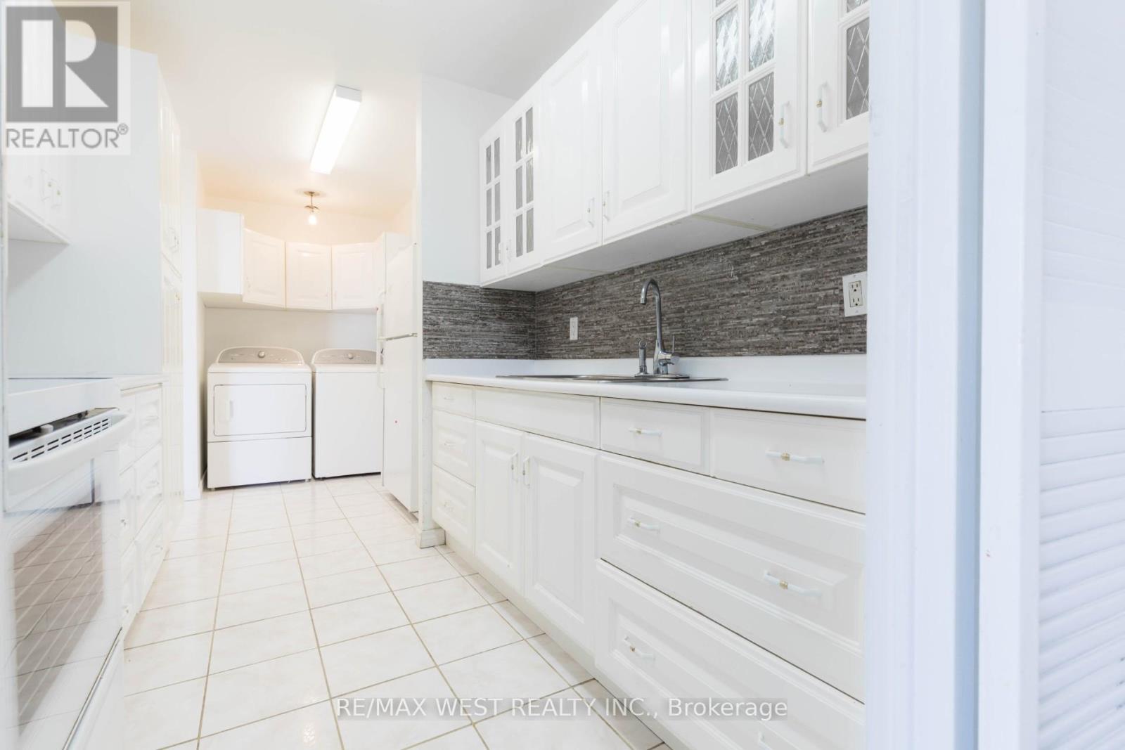 1503 - 3025 Queen Frederica Drive, Mississauga, Ontario  L4Y 3A1 - Photo 5 - W12846822