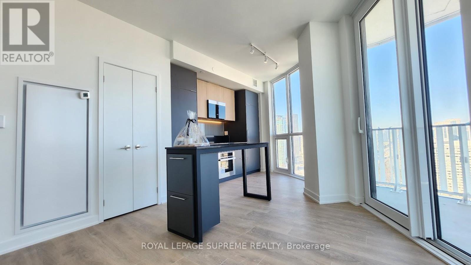 2204 - 1 Fairview Road E, Mississauga, Ontario  L5A 4C6 - Photo 2 - W12846832