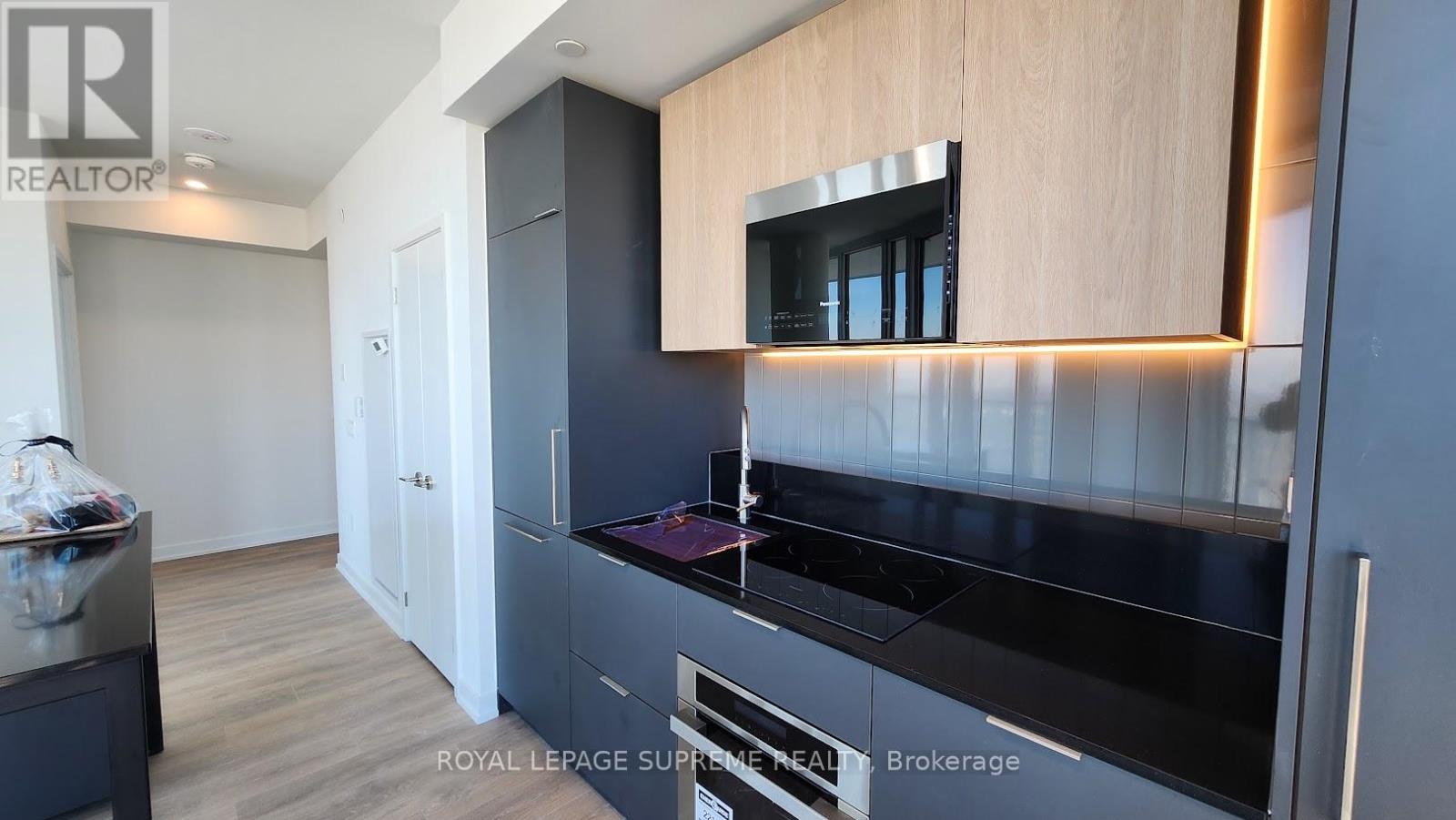 2204 - 1 Fairview Road E, Mississauga, Ontario  L5A 4C6 - Photo 3 - W12846832