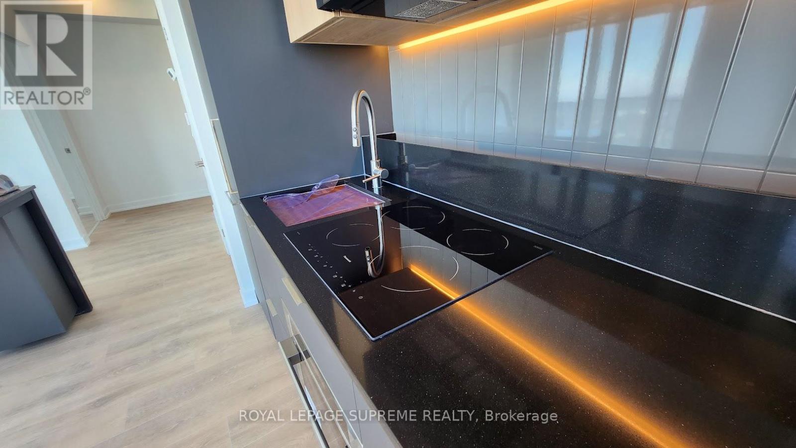 2204 - 1 Fairview Road E, Mississauga, Ontario  L5A 4C6 - Photo 4 - W12846832