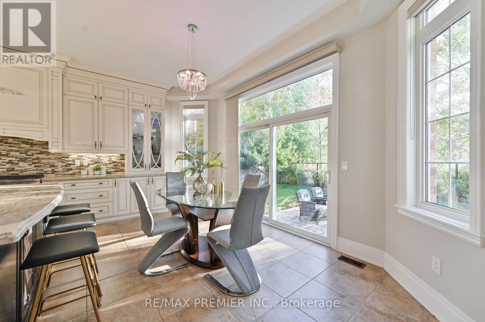 64 Heintzman Crescent, Vaughan, Ontario  L6A 4T1 - Photo 13 - N12833506