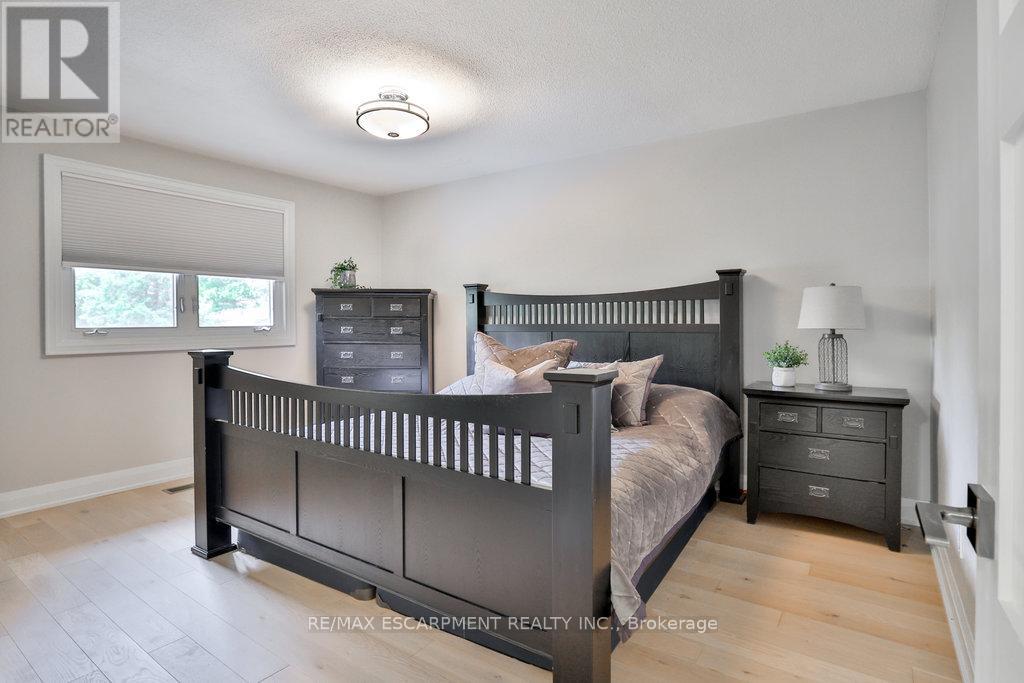 3354 Bristol Drive, Burlington, Ontario  L7M 1W4 - Photo 10 - W12846866