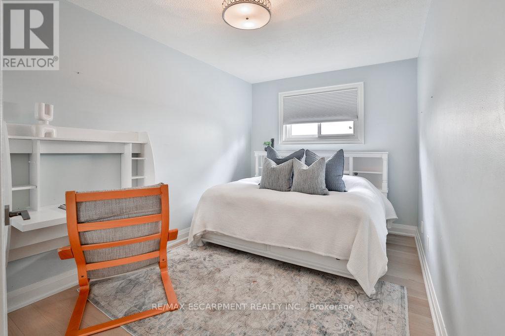 3354 Bristol Drive, Burlington, Ontario  L7M 1W4 - Photo 13 - W12846866