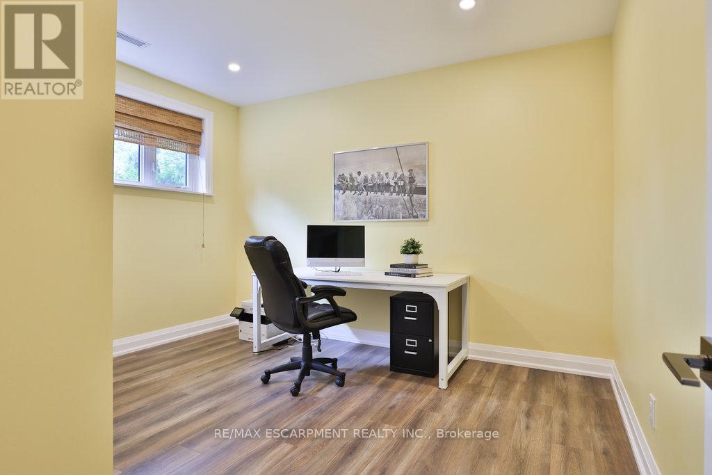 3354 Bristol Drive, Burlington, Ontario  L7M 1W4 - Photo 16 - W12846866