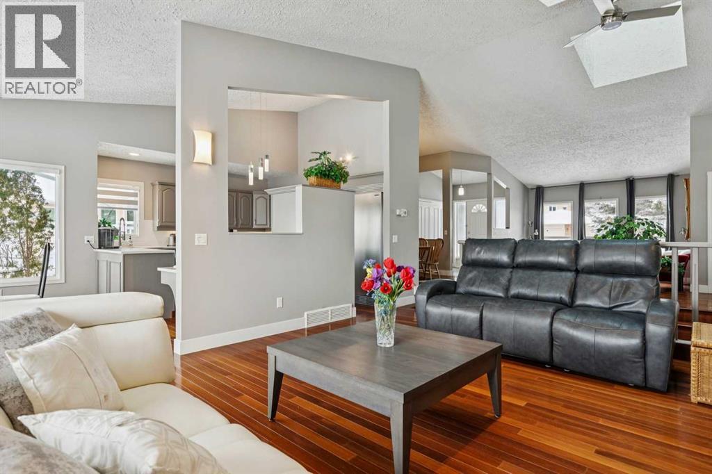 231 Scimitar Bay Nw, Calgary, Alberta  T3L 1L8 - Photo 9 - A2289733