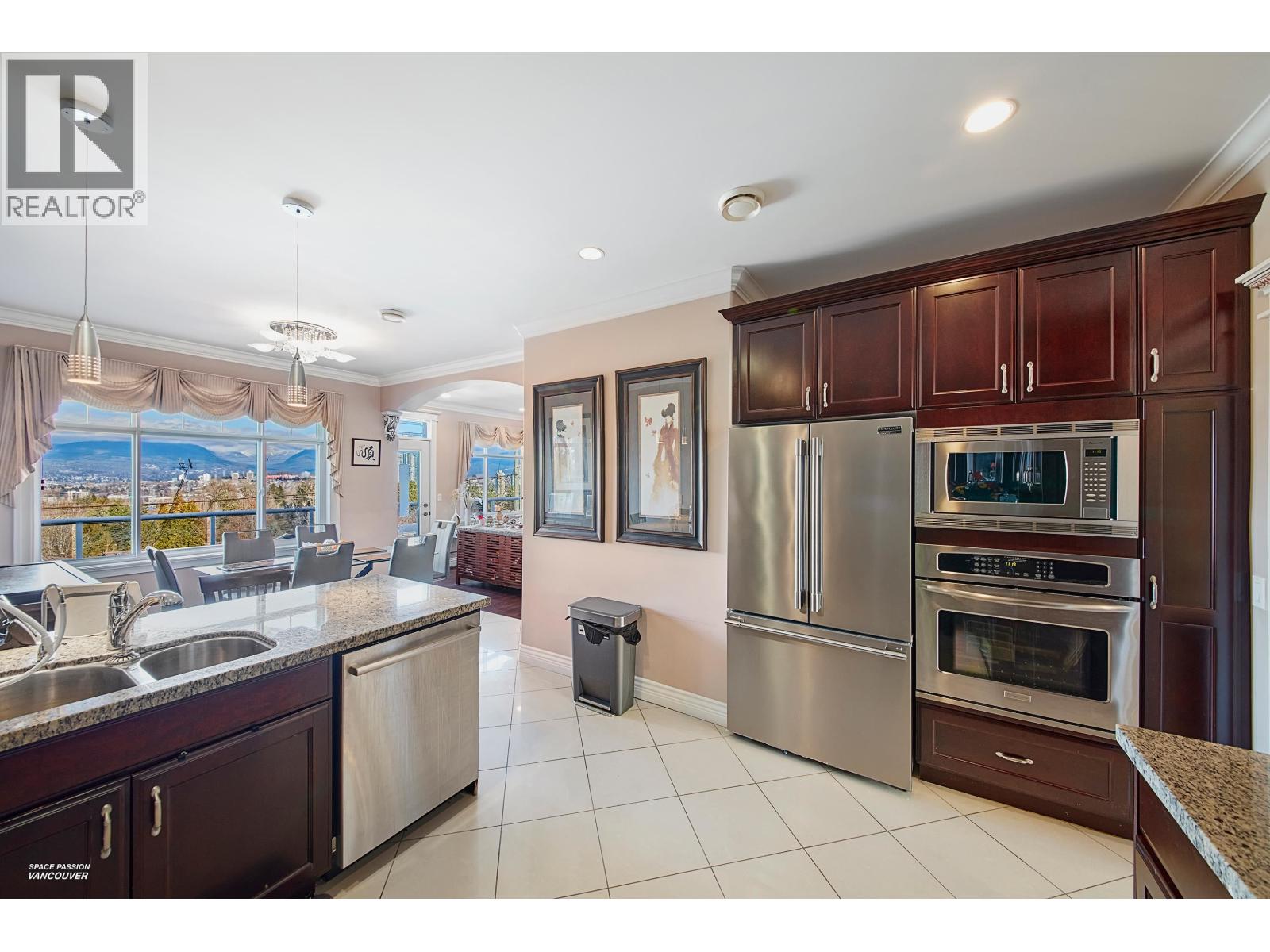 3939 Elmwood Street, Burnaby, British Columbia  V5G 1R9 - Photo 9 - R3096208