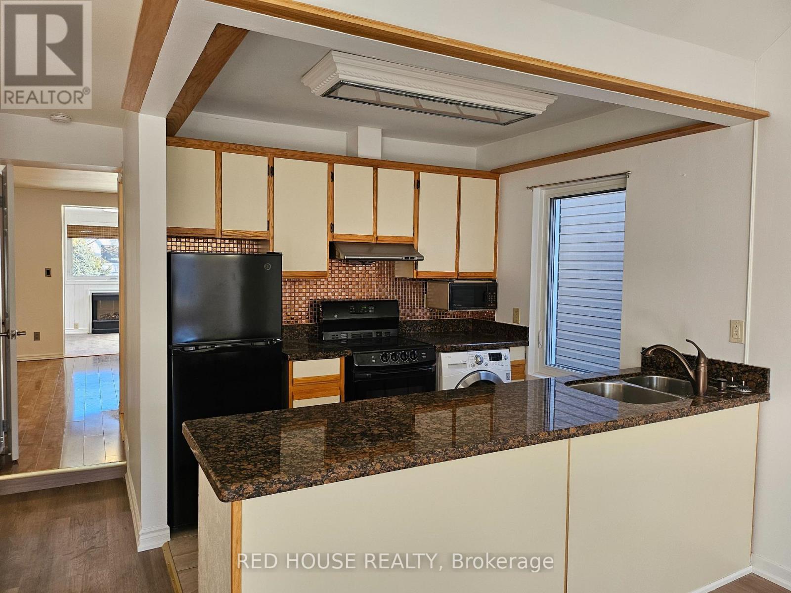 Upper - 37 Connaught Avenue, Toronto, Ontario  M4L 2V8 - Photo 2 - E12846964