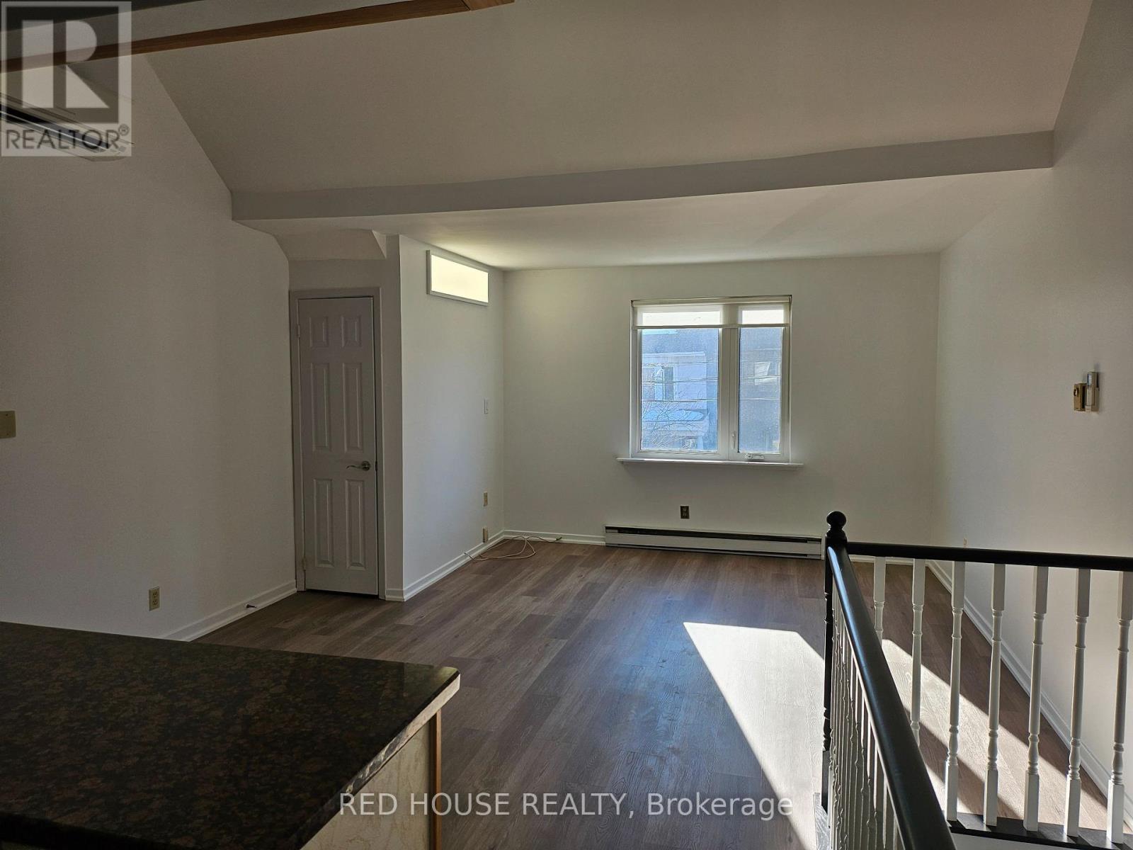 Upper - 37 Connaught Avenue, Toronto, Ontario  M4L 2V8 - Photo 4 - E12846964