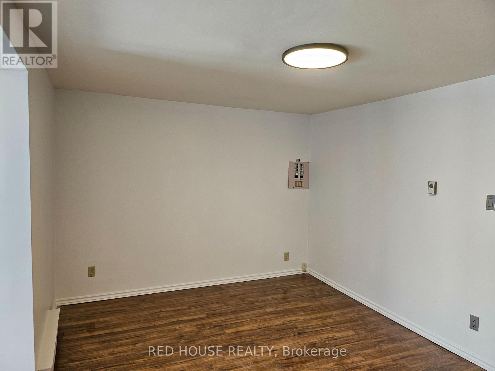 Upper - 37 Connaught Avenue, Toronto, Ontario  M4L 2V8 - Photo 7 - E12846964