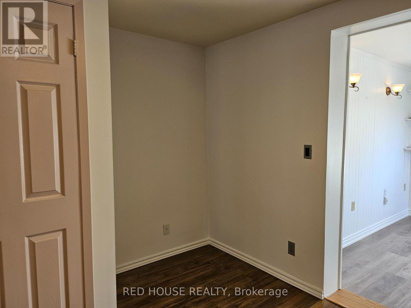 Upper - 37 Connaught Avenue, Toronto, Ontario  M4L 2V8 - Photo 9 - E12846964