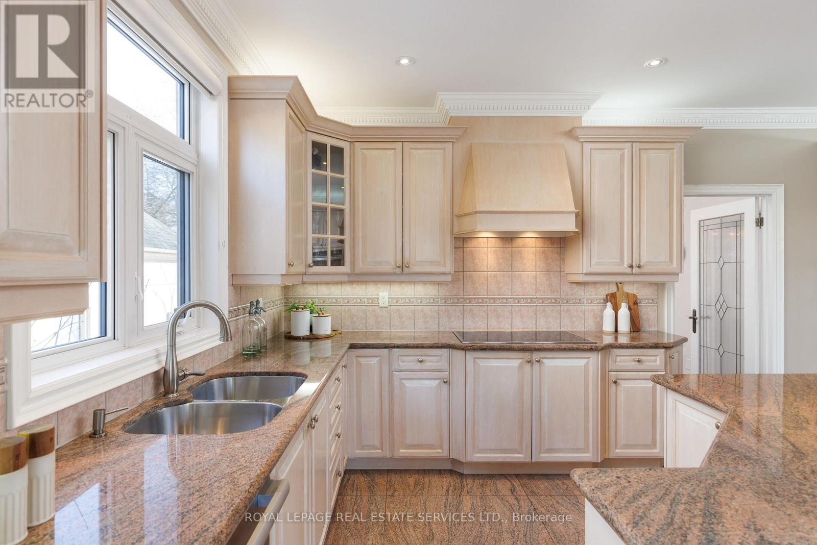 64 Yorkleigh Avenue, Toronto, Ontario  M9P 1Y5 - Photo 14 - W12846922