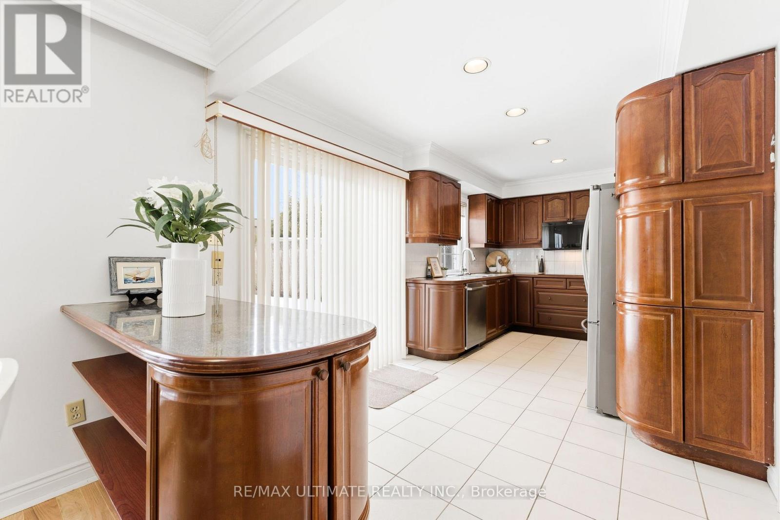 1867 Bough Beeches Boulevard, Mississauga, Ontario  L4W 2J8 - Photo 9 - W12846942