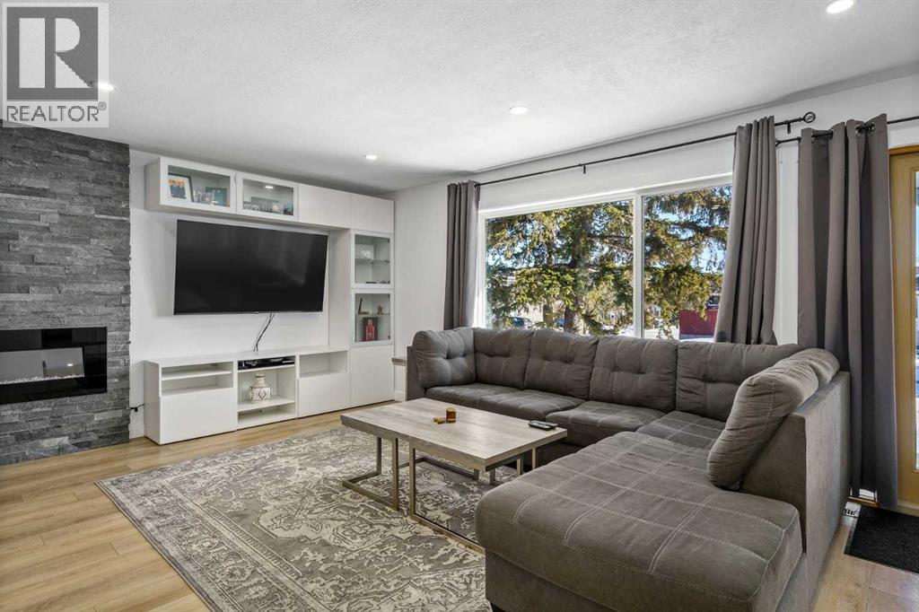 119 Silvercreek Close Nw, Calgary, Alberta  T3B 4G2 - Photo 5 - A2289202