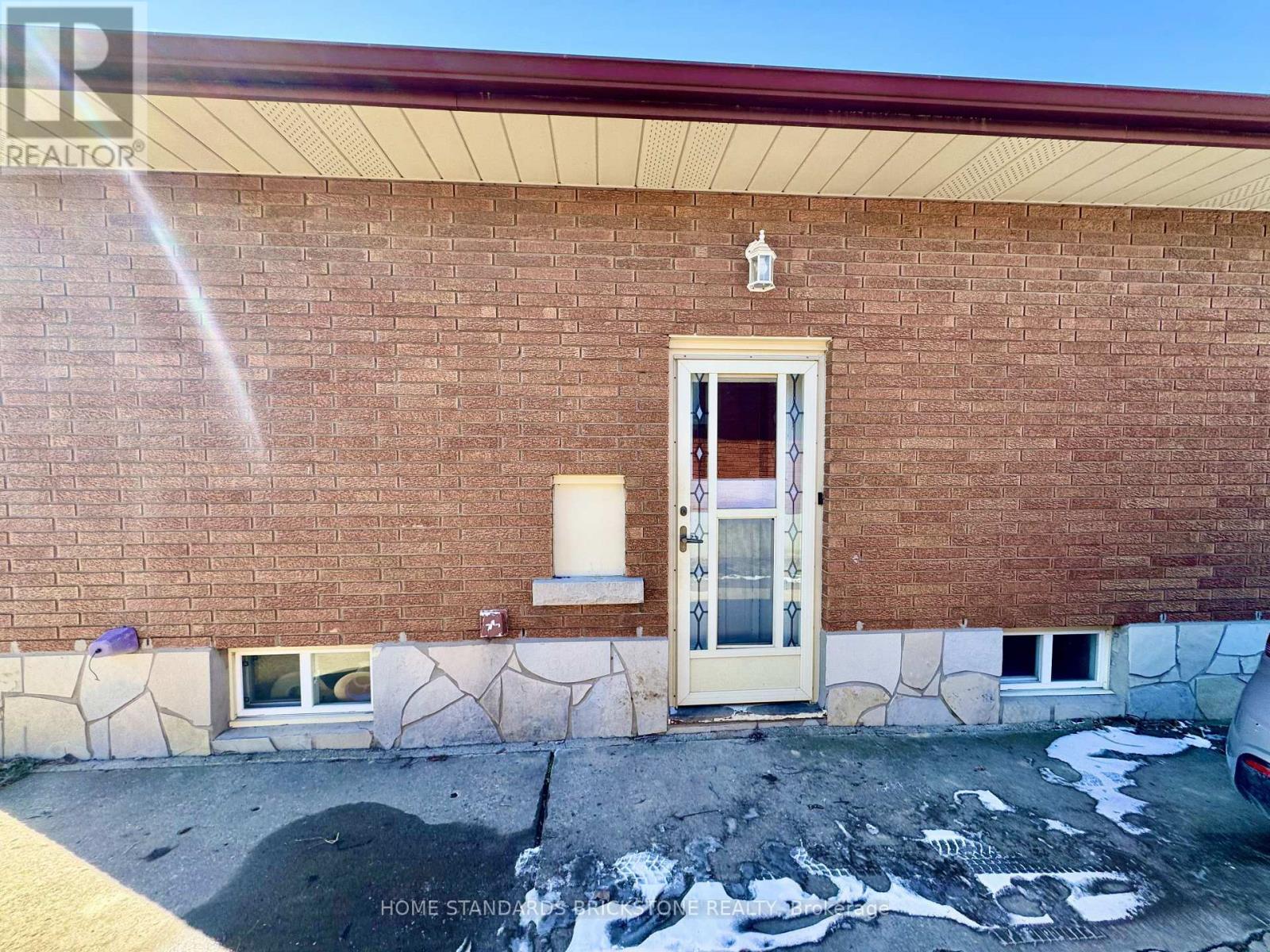 168 St Davids Road, St. Catharines, Ontario  L2T 1R2 - Photo 2 - X12846990