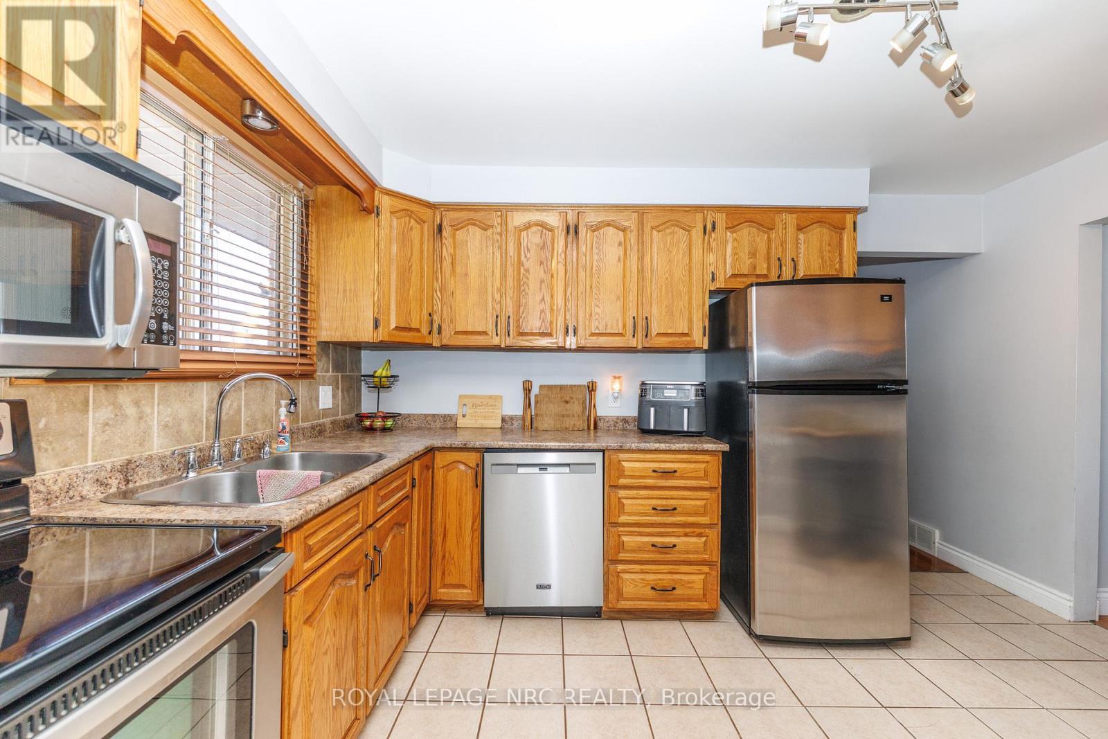 7354 North Dorset Place, Niagara Falls, Ontario  L2J 3T4 - Photo 6 - X12847008