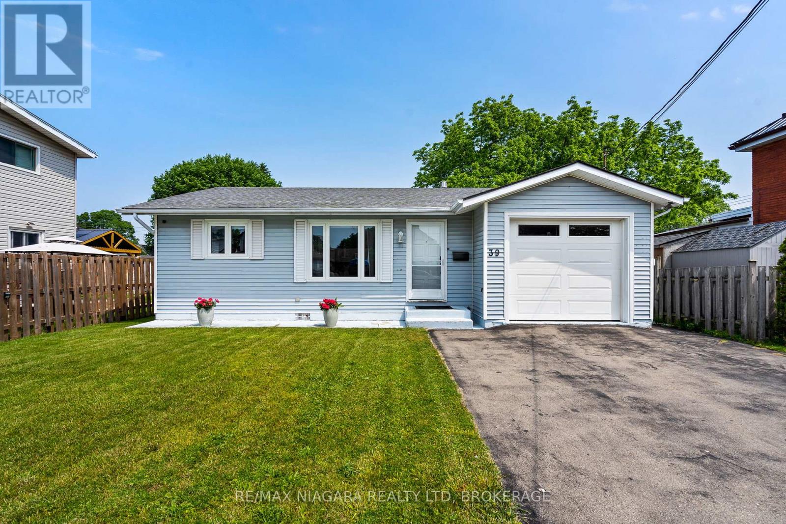 39 Pine Street, Port Colborne, Ontario  L3K 3N6 - Photo 3 - X12847070