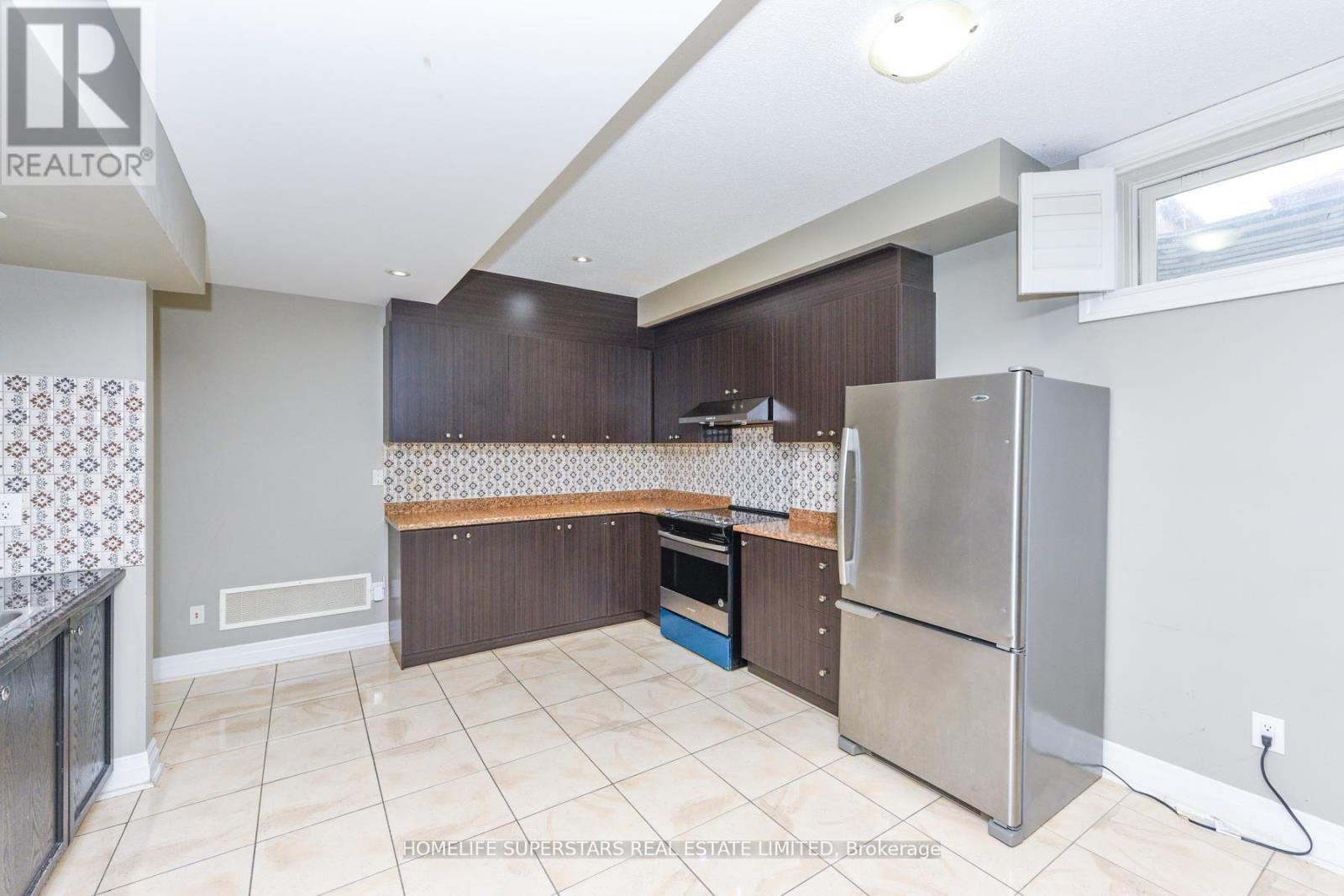 8 Bainsville Circle, Brampton, Ontario  L6P 3A5 - Photo 28 - W12847036