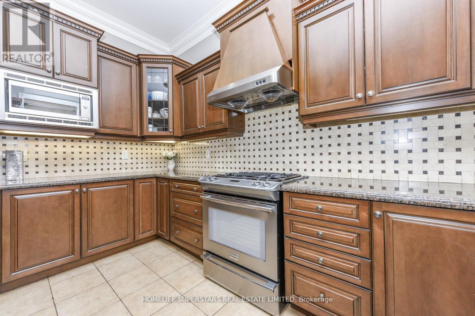 8 Bainsville Circle, Brampton, Ontario  L6P 3A5 - Photo 9 - W12847036