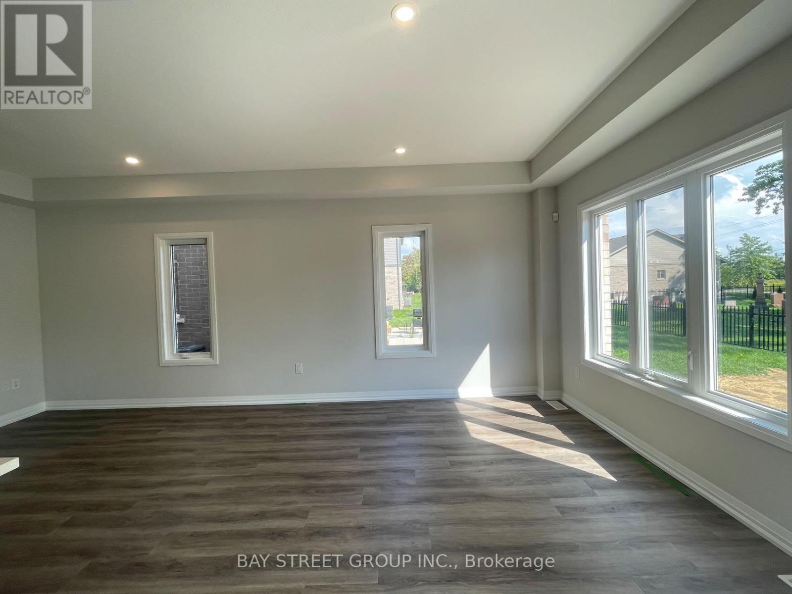 9348 White Oak Avenue, Niagara Falls, Ontario  L2G 3P6 - Photo 11 - X12847060