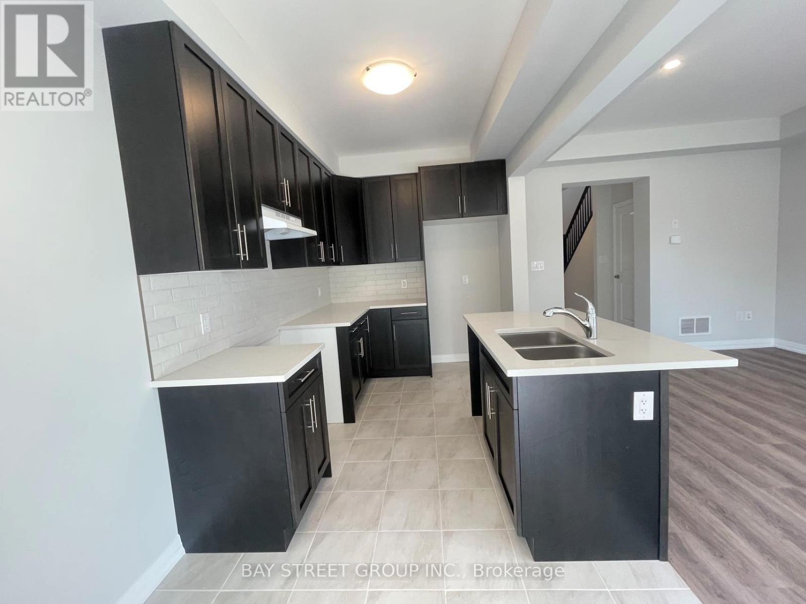 9348 White Oak Avenue, Niagara Falls, Ontario  L2G 3P6 - Photo 5 - X12847060